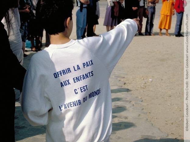 First Earth Run slogan in French. "Offer Peace to Children, it is the Future of the World." Paris, France