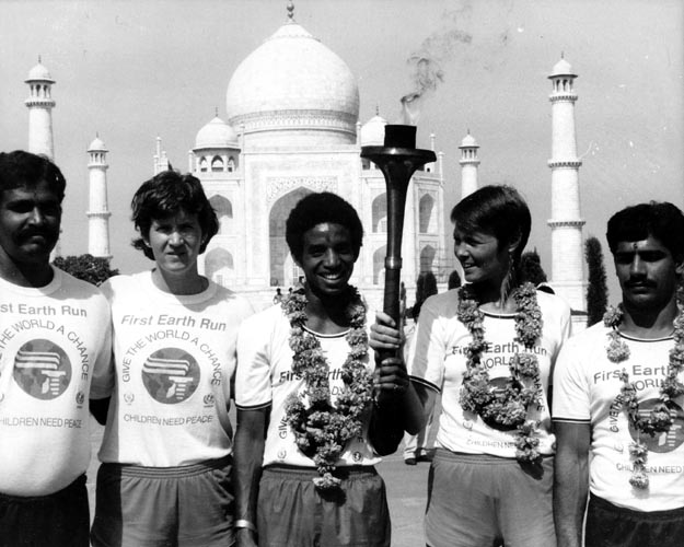 Runners with flower garlands at Taj Mahal. Agra, India